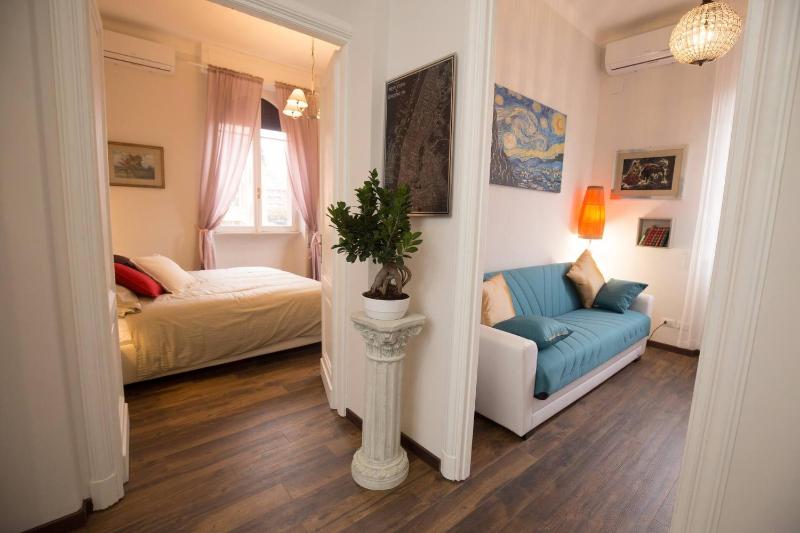 SAN GIOVANNI APARTMENT 80 MQ — отель с удобным расположением в Риме