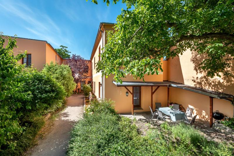 Idyllisches Haus mitten in Berlin — отель с удобным расположением в Берлине