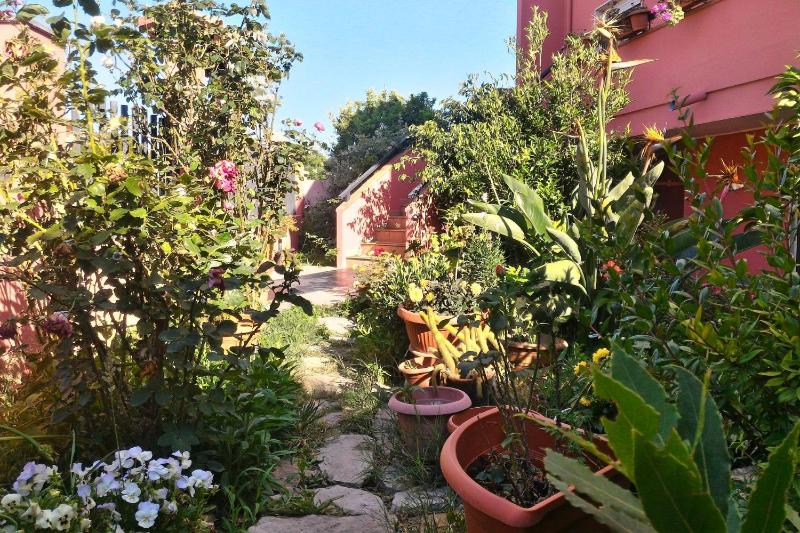 Corona B&B a Sardara - Rilassante B&B con giardino