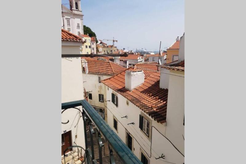 InLoveApartments - Typical Alfama Balcony — отель с удобствами в Лиссабоне