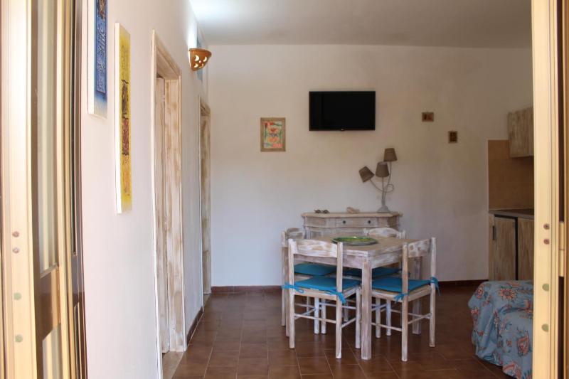 Casa Titty a Cannigione - Affascinante Alloggio con Giardino