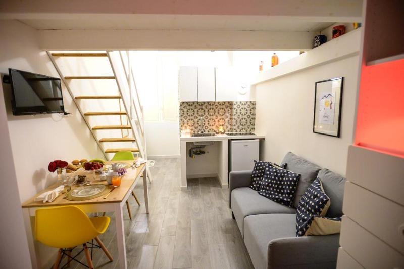 CENTRAL GUEST HOUSE — отель с удобным расположением в Неаполе