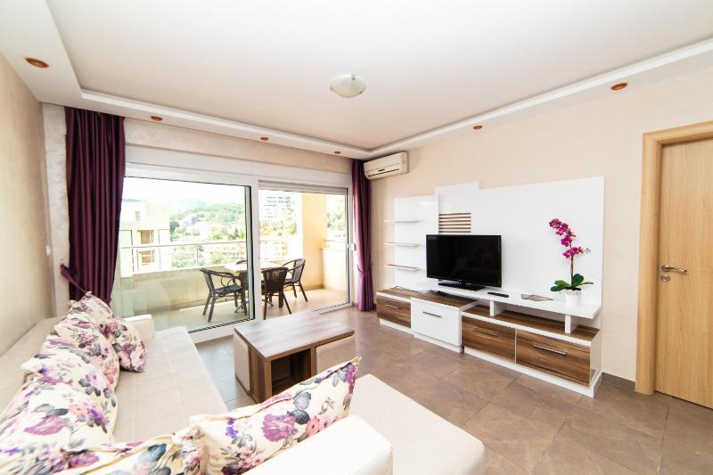 Family Apartments Rafailovici - free parking — забронировать отель в Будва