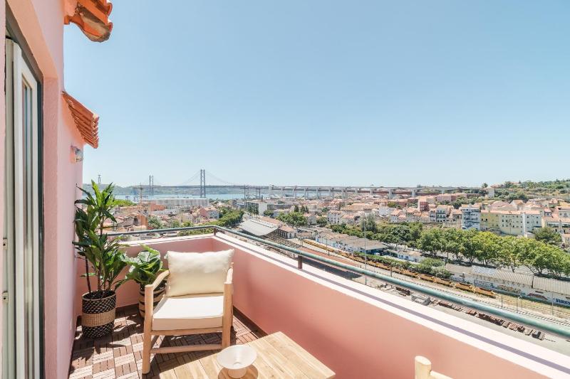 Casa Boma Lisboa - Unique Apartment With Private Balcony And Panoramic Bridge View - Alcantara IV — отель с удобствами в Лиссабоне