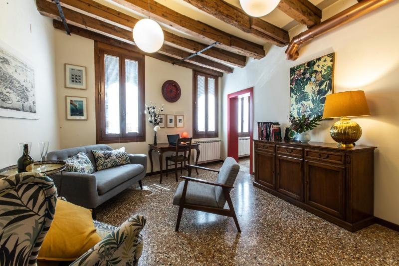 Riva De Biasio Charming Apartment R&R — комфортный отель в Венеции