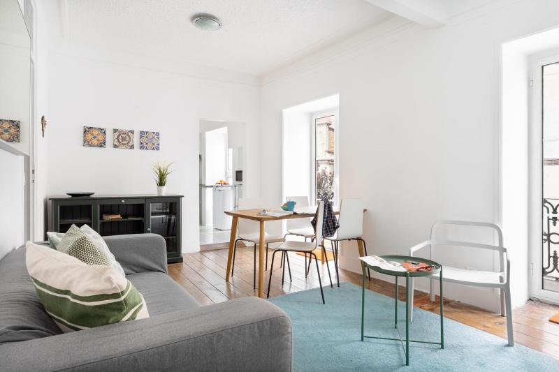 ALTIDO Stunning 4BR Apt with terrace and seaview in Alfama — забронировать отель в Лиссабоне