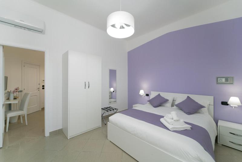 Suite & Luxury Rooms Palazzo Diomede Carafa — комфортный отель в Неаполе