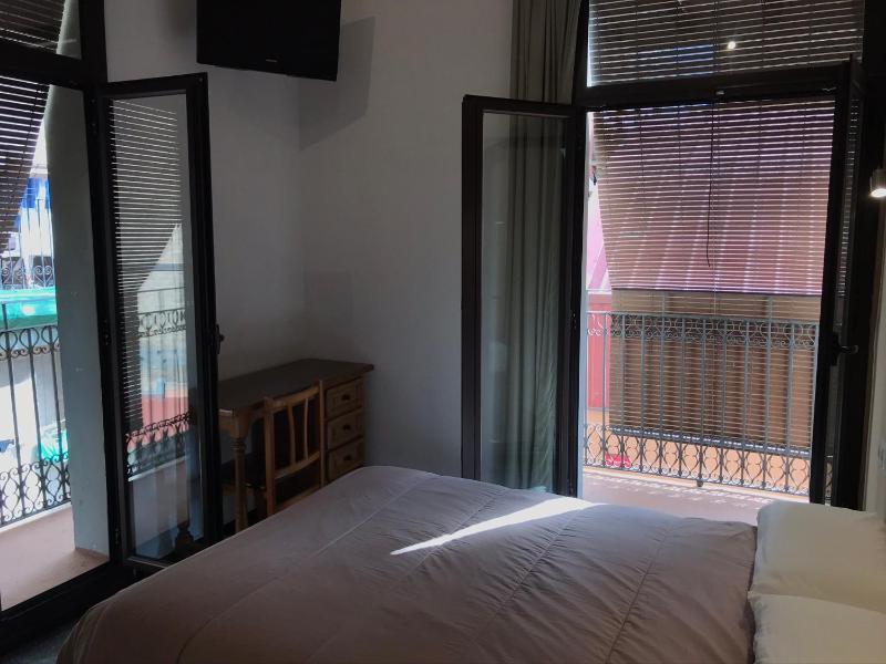 Hostal Radio Barcelona — отель с удобствами в Барселоне