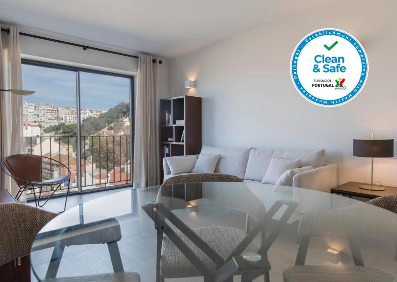 Modern Apartment with View near Castelo de Sao Jorge — отель с удобным расположением в Лиссабоне