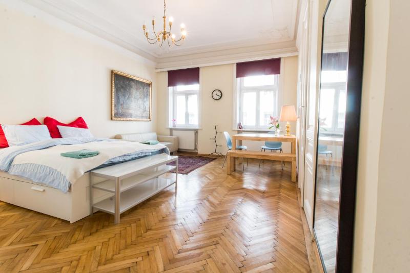 ELEGANT, STYLISH STUDIO IN THE HEART OF VIENNA! — отель в вене, Австрия