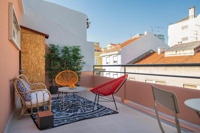 Цены на LovelyStay - Sunny 1BDR Apartment W/Terrace в Лиссабоне