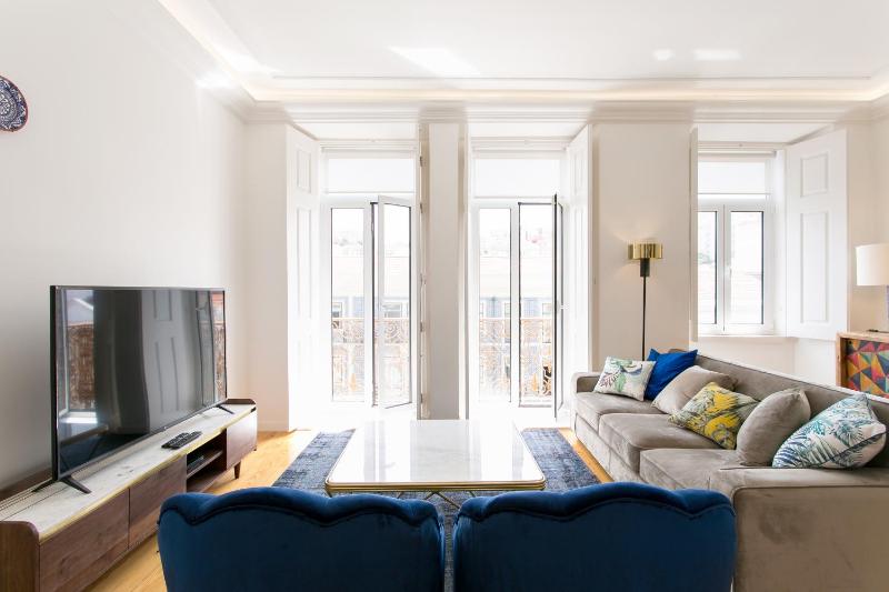Lisbon luxury retreat! 2 suites, balcony & views!! — отель в Лиссабоне, Португалия