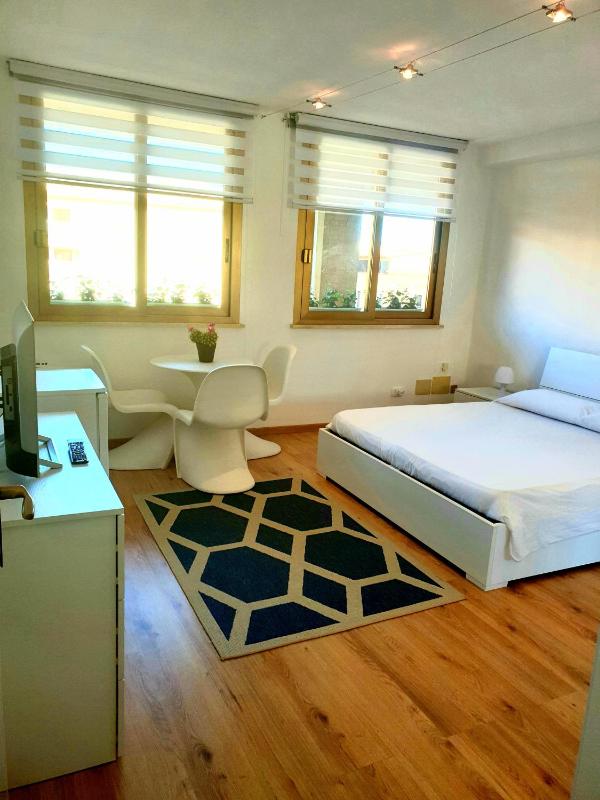 Central City Room a Olbia - Elegante Camera nel Cuore della Città