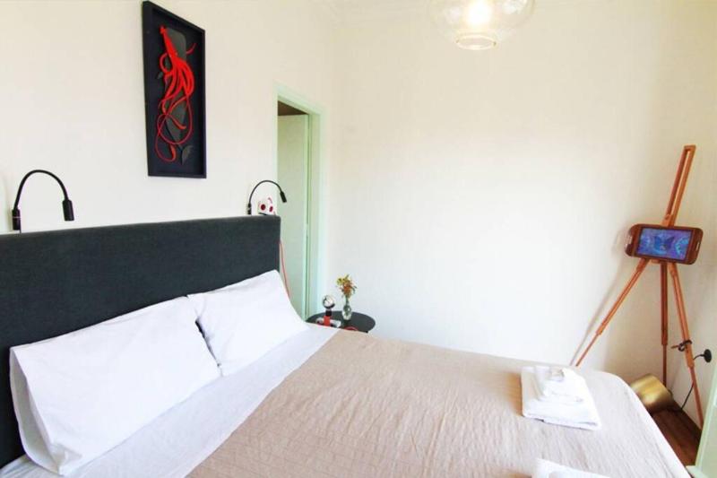 Charming Rooftop Nest with awesome Acropolis view Downtown Athens — отель с удобствами в Афины