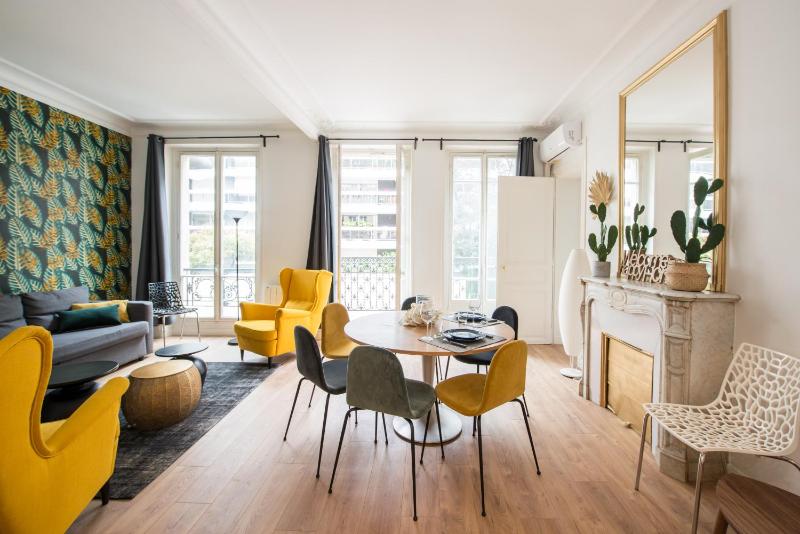 2 BR Appartement Near Tour Eiffel & Trocadero — отель в Париже, Франция