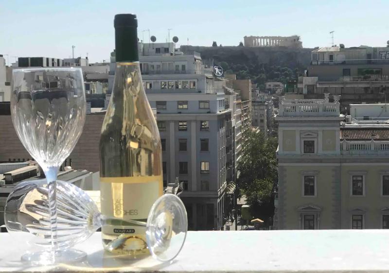 Amazing Apartments @ Aiolou Str. — комфортный отель в Афины