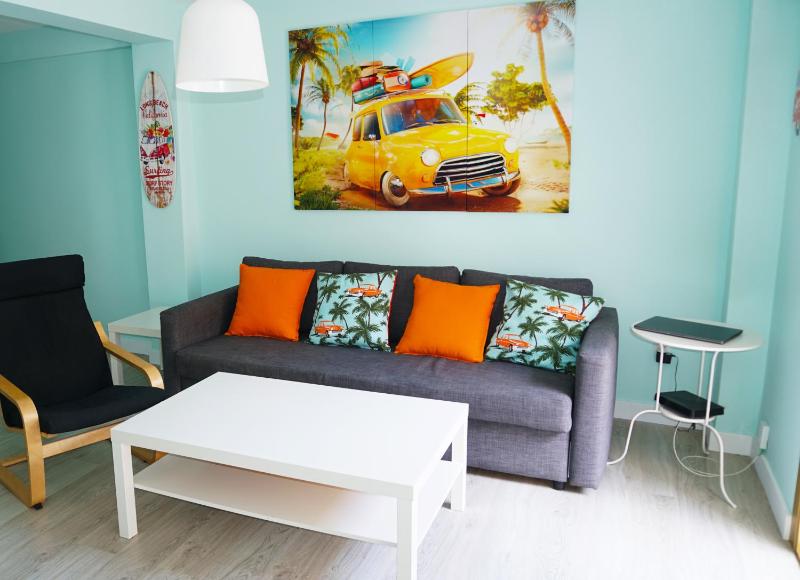 Charming apartment in Alicante near the sea & city center — забронировать отель в Аликанте