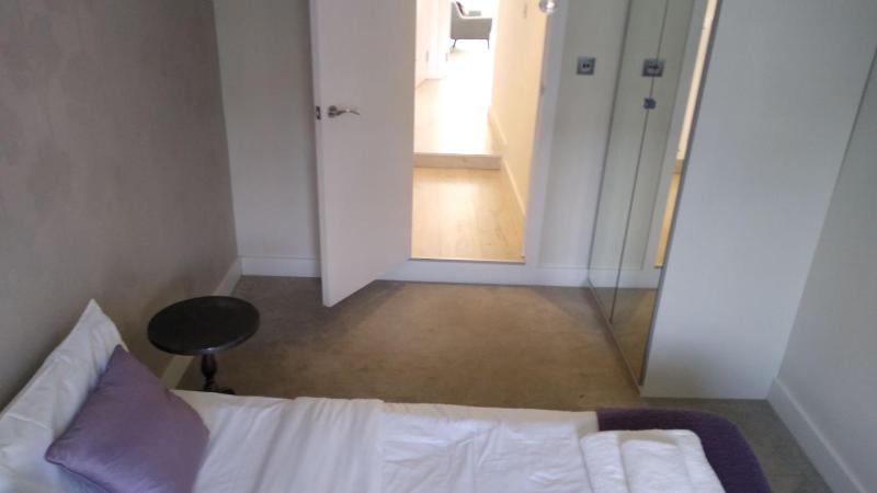 Modern 2 Bed Flat in Maida Hill near Kensal town in for up to 4 people - 9mins to tube station — отзывы гостей и цены