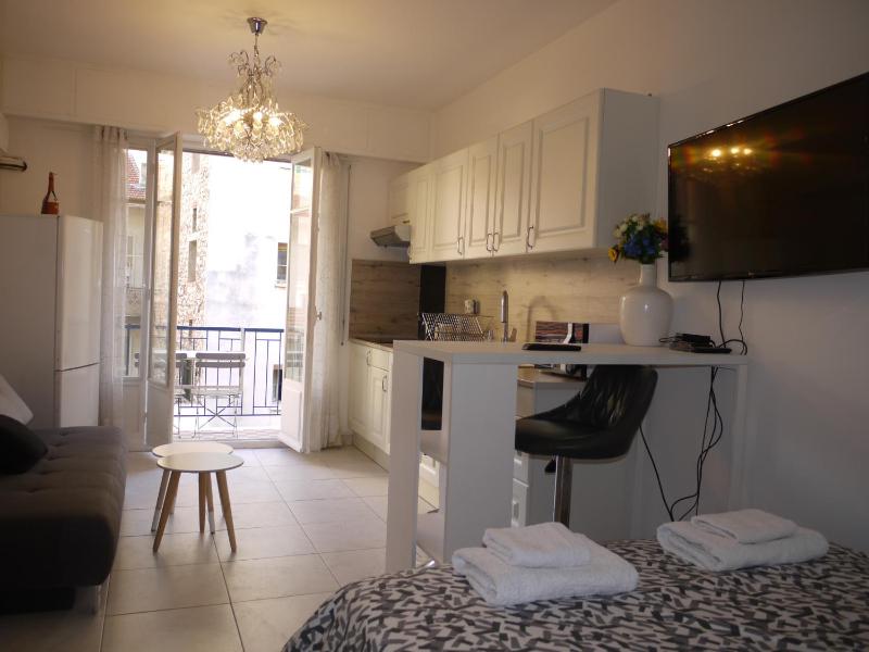 Beach - a modern studio flat in central Nice — отель с удобствами в Николь