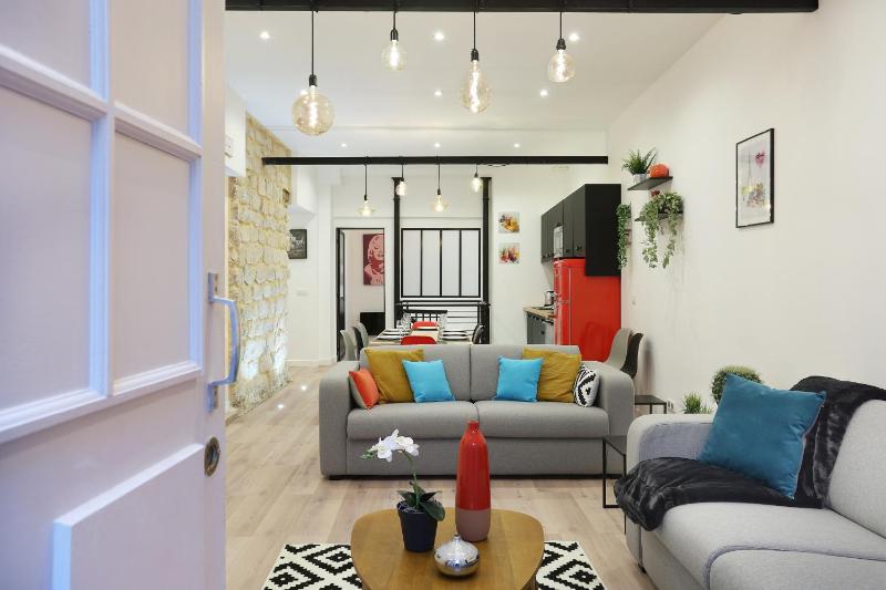 OFF Majesti Upper Marais Apartments- Rue du Faubourg Saint-Martin — отель с удобным расположением в Париже