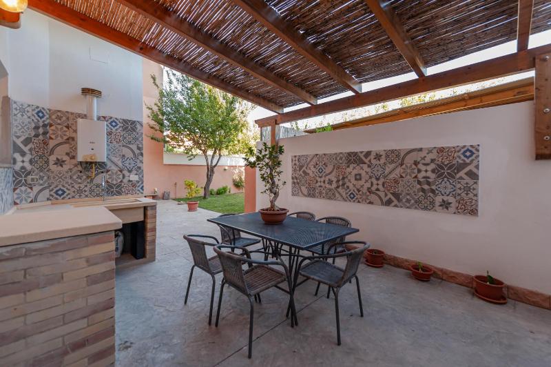 Uliveto's Apartment a Elmas - Accogliente Casa con Giardino