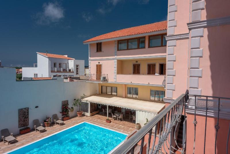 Residence Cristal Blu: Oasi con piscina sul mare