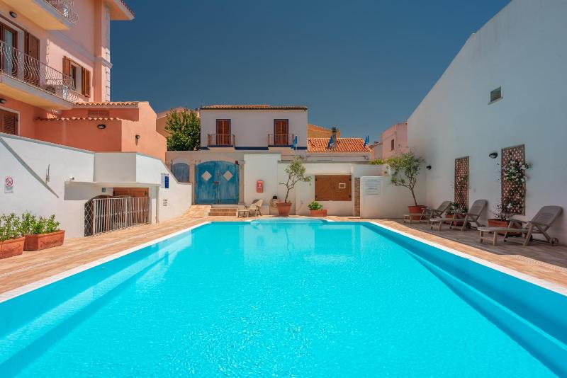 Residence Cristal Blu: Oasi con piscina sul mare