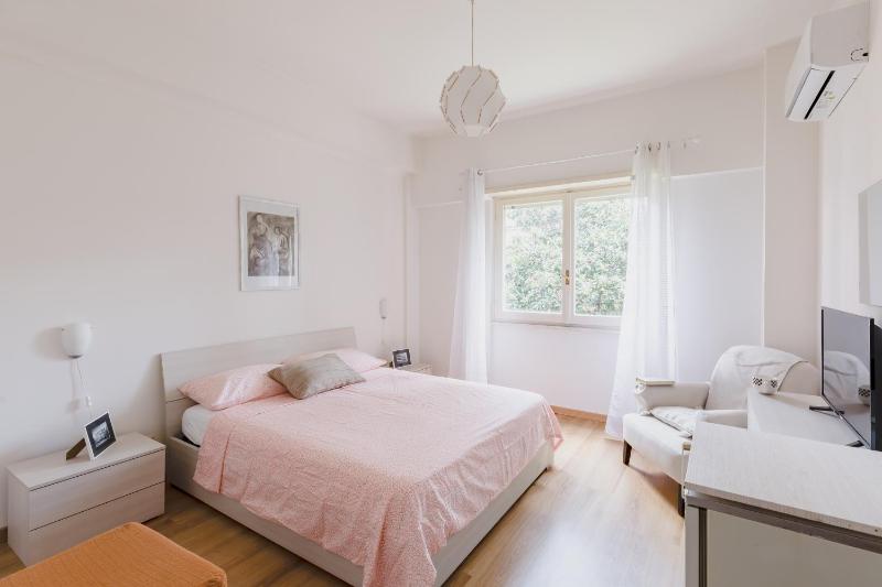 Pelizzi Apartment, 5 persone, 2 camere, balcone, Cinecitta — отель с удобным расположением в Риме
