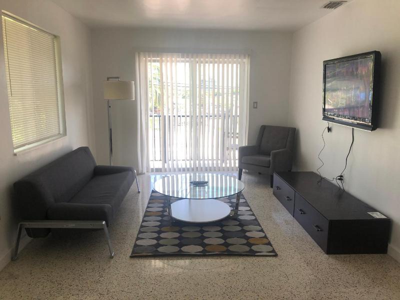 Explore Wynwood 2bedrooms and free parking — забронировать отель в Майами