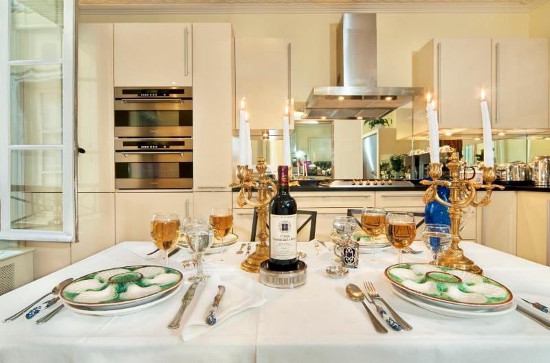 Luxury, Calm and Elegance in the heart of Champs-Elysees with a bottle of Champagne upon your arrival !!! — отель с удобствами в Париже