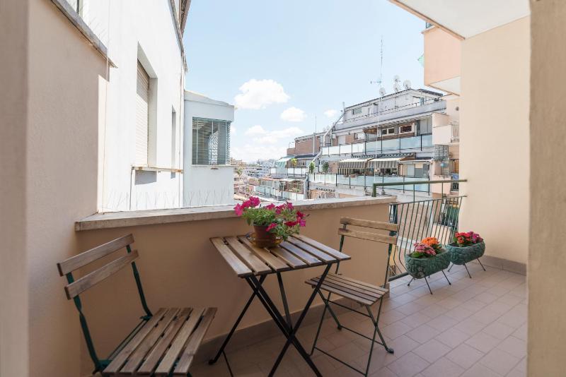 San Giovanni Apartment with Balcony — забронировать отель в Риме
