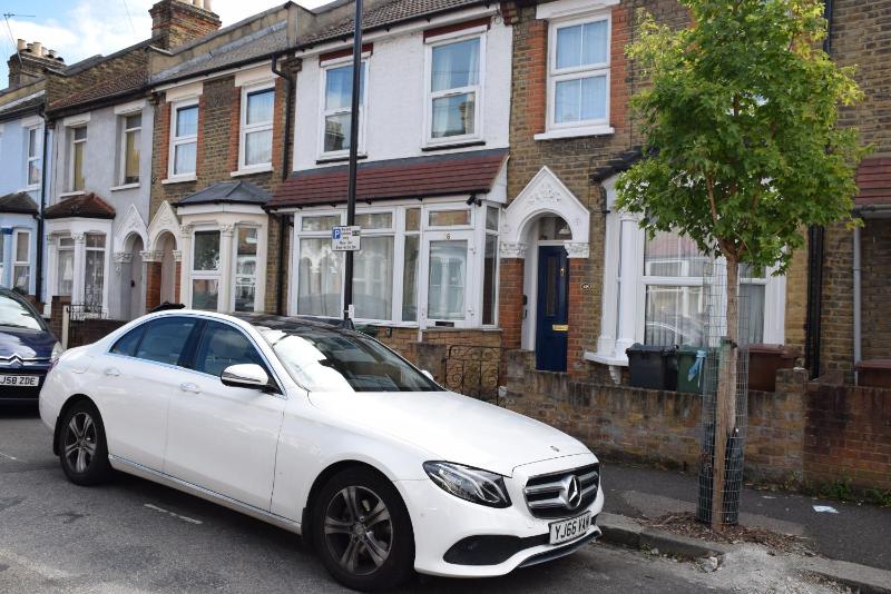 Three Bedroom House Lancaster Road — отель с удобствами в Лондоне