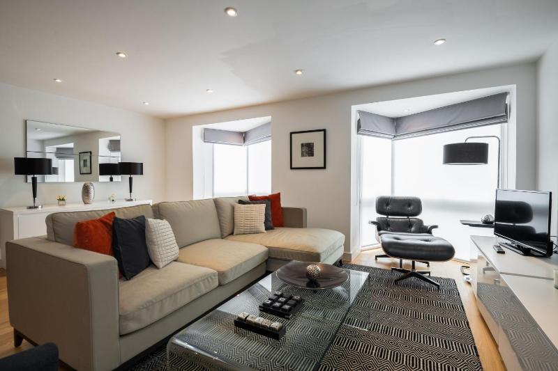 Trendy Queens Park Home close to Hampstead by UndertheDoormat — отель с удобным расположением в Лондоне