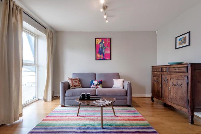 Panoramic Docklands Home with Waterfront Views — отель с удобствами в Лондоне