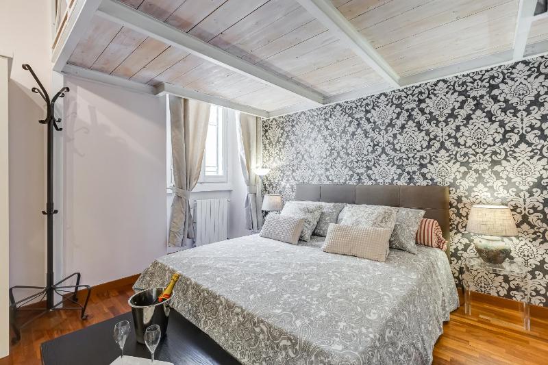Casa Tiffany Piazza di Spagna — отель с удобствами в Риме
