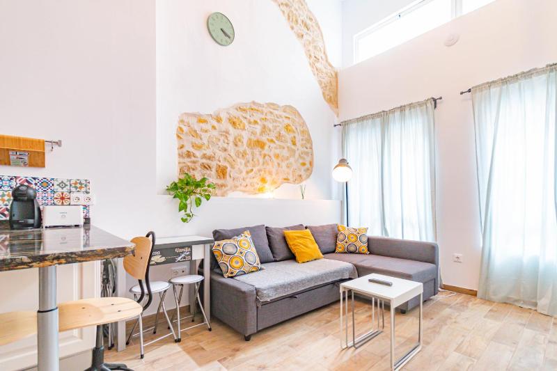 SUNCASTLE APARTAMENTOS ALICANTE -With Sunny Rooftop Terrace And Barbecue — комфортный отель в Аликанте