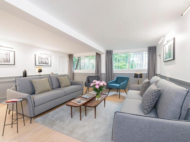 LivinParis - Luxury 3 Bedrooms Arc de Triomphe I — отель с удобствами в Париже
