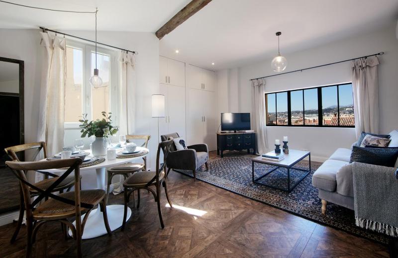 COCOON LOFT - MAGNIFIQUE LOFT SOUS TOIT, REFAIT A NEUF, VUES SPLENDIDES, CLIM, WIFi — отель с удобствами в Николь