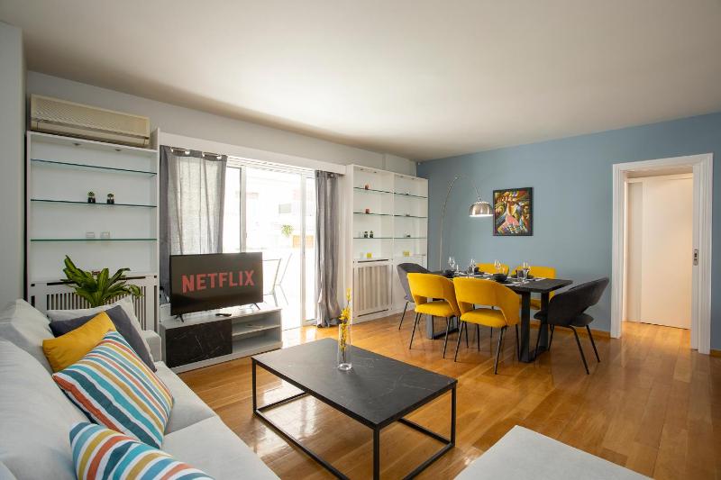 AthensBlues Kolonaki 2 Bedroom with Car Park — отель с удобным расположением в Афины