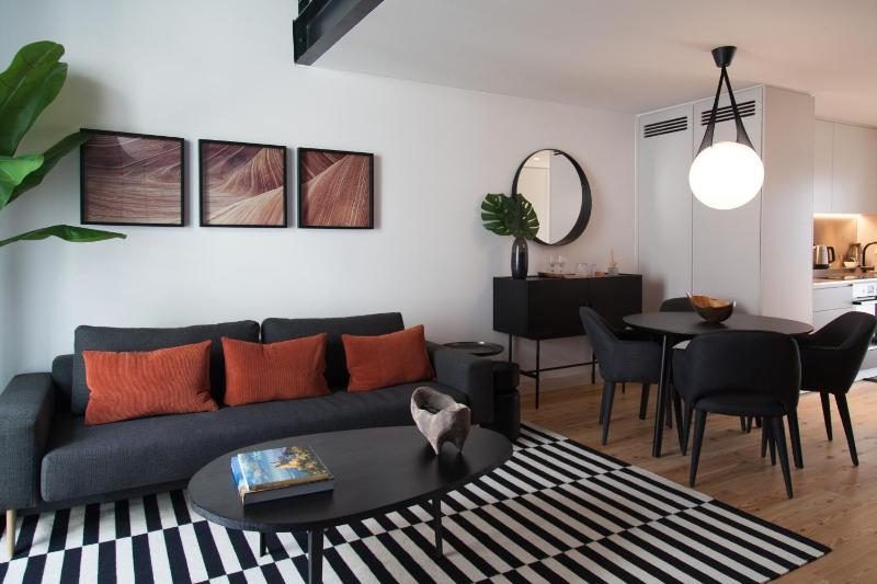 Цены на FLH Intendente Elegant Mezzanine with Balcony в Лиссабоне