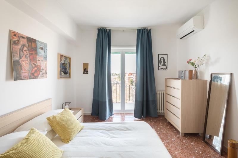 Amoretti Apartment, 6 persone, 3 camere, 2 bagni, balcone, Wi-Fi, Metro B Monti Tiburtini — комфортный отель в Риме