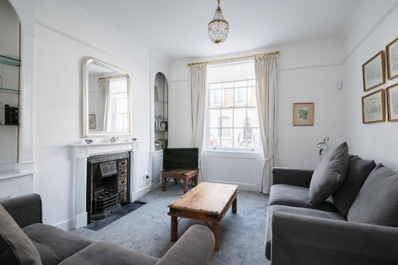 Stylish Sloane Square Home Close to Victoria by UndertheDoormat — забронировать отель в Лондоне