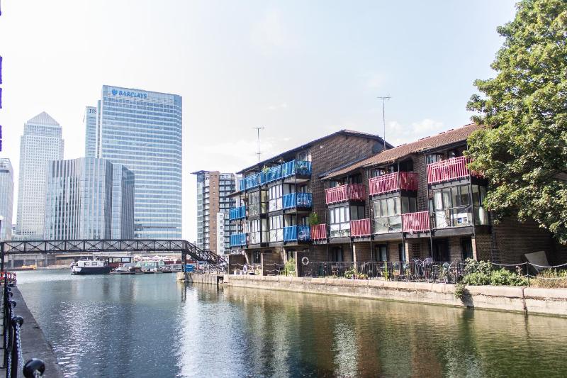 Larger Groups Apartment close to Excel CanaryWharf 02 with Parking — забронировать отель в Лондоне