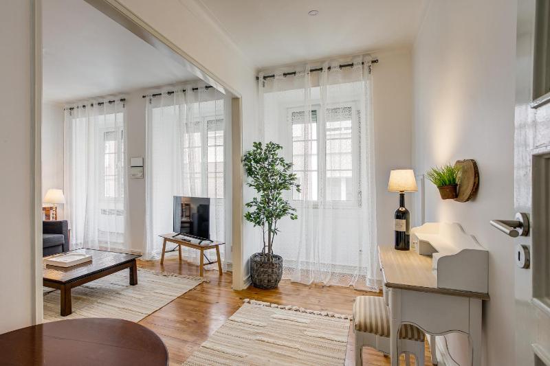 Sunny Apartment in the Heart of Principe Real — отель с удобным расположением в Лиссабоне