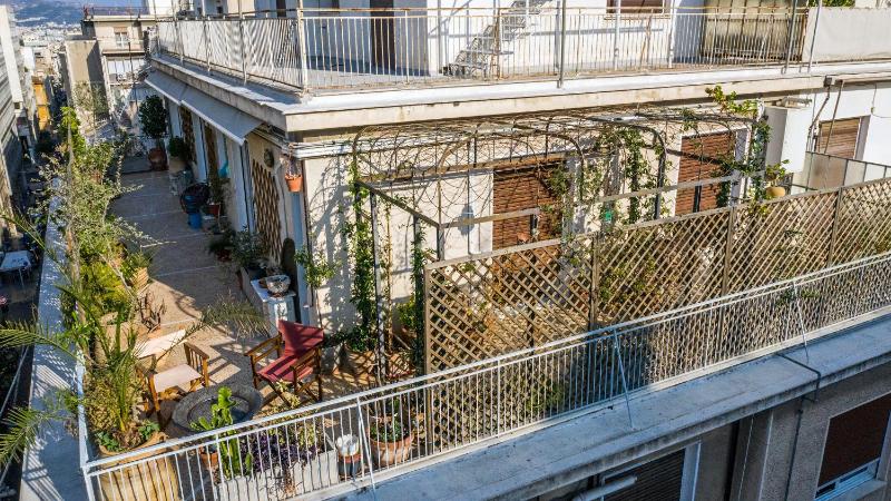 Цены на Athens noir: 1920s vibe on the East Mediterranean в Афины