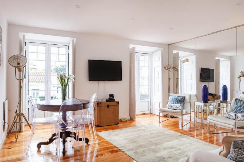 Alfama Delight Panoramic River and Historic City Views 3 Bedrooms and 2 Bathrooms AC 18th Century Building — отель с удобствами в Лиссабоне