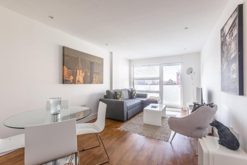 Luxury 2-Bed Flat parking and close to the tube — отель с удобствами в Лондоне