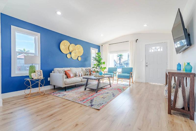 A Beautiful Decorated Home To Experience Local LA Close to LAX and Sofi Stadium — забронировать отель в Лос-Анджелесе
