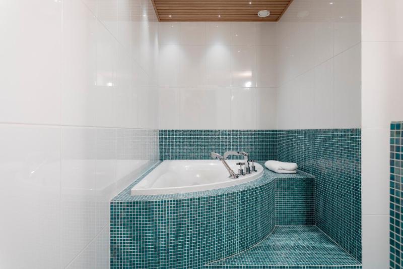 2ndhomes Luxury Kamppi Center Apartment with Spa and Terrace — отель в Хельсинки, Финляндия