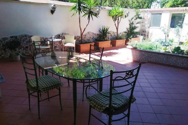 Un Giardino in Citta — отель с удобствами в Неаполе